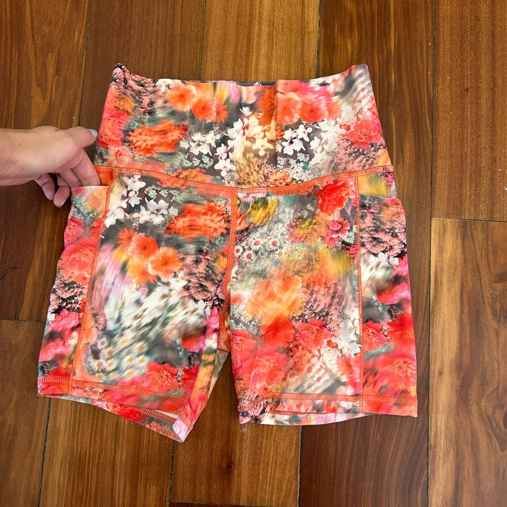 Athleta Salutation Stash Pocket 5” Short — Floral